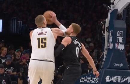 约基奇用肘部将迪文琴佐击倒，裁判回看后改判后者防守犯规